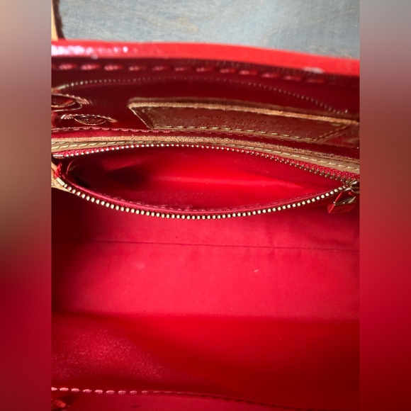 Authentic Louis Vuitton Reade PM handbag in Red Monogram Vernis patent leather. - Picture 7 of 11